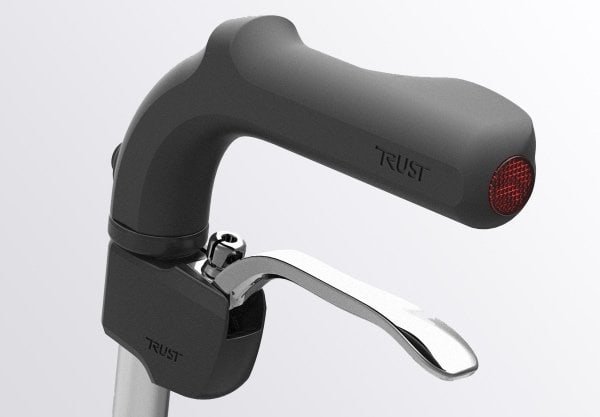 rollatorhandtag och broms för rollator utomhus, svart och silver, på vit bakgrund