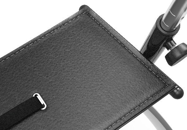 Förstorad bild av en svart rullatorsits med justerbart handtag hjul.