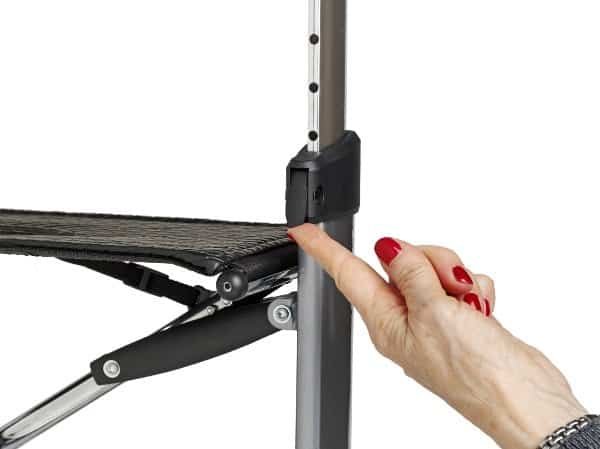 Höj- och sänkbart handtag för rollator, lätt att justera.