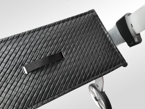 Extremt lätt och slitstarkt rullatorsits med svart vaddad yta.