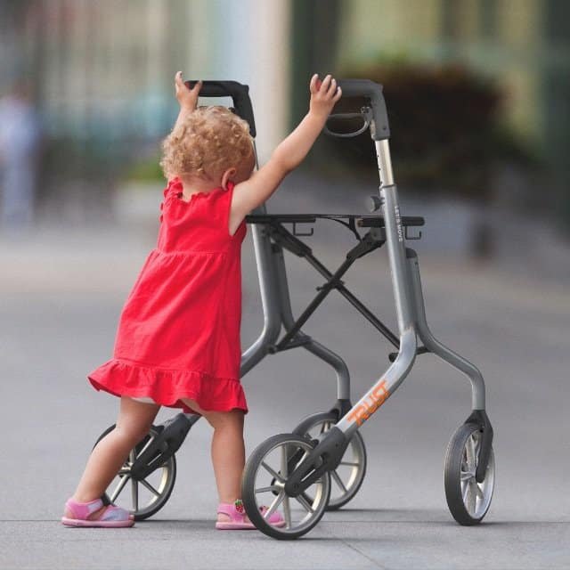 Barn som leker med en Lets Move Rollator