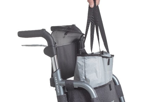 Väskan innehåller en praktisk innerpåse