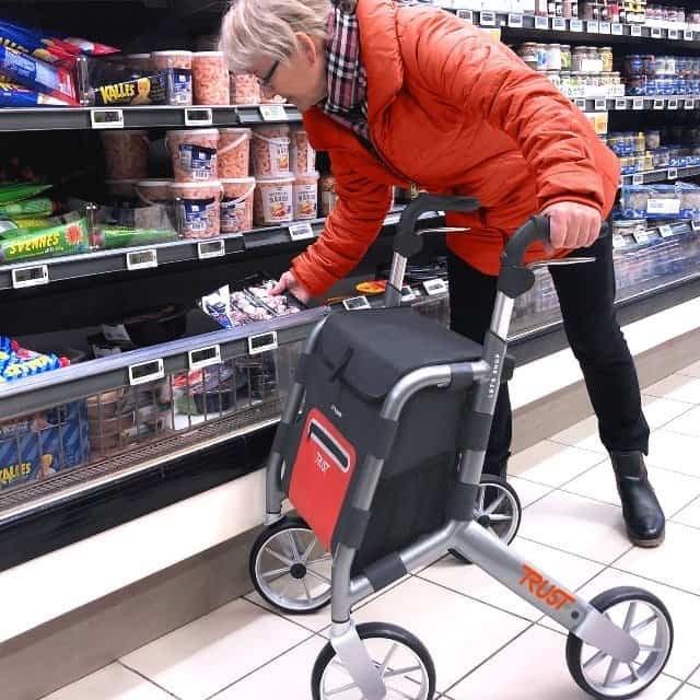 Kvinna som handlar med en Lets Shop Rollator i mataffär