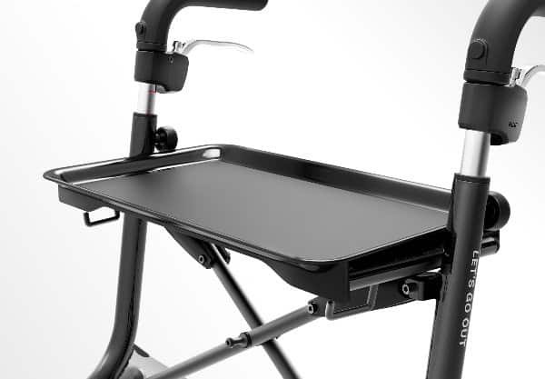 Utomhusrollator med avtagbar bricka för stöd och komfort.