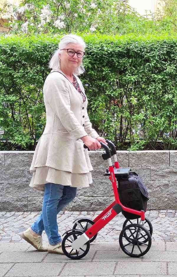 Kvinna ute och går med Lets Go Out Rollator