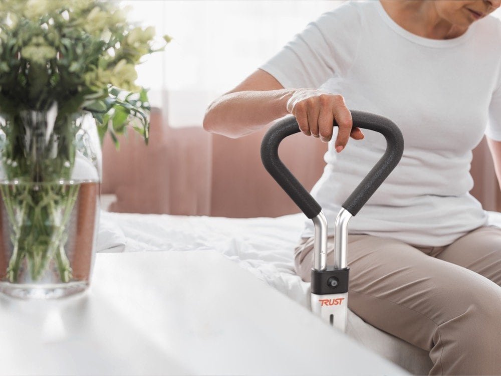 Kvinna reser sig ur soffan med hjälp av Let's Get Up uppresningsstöd