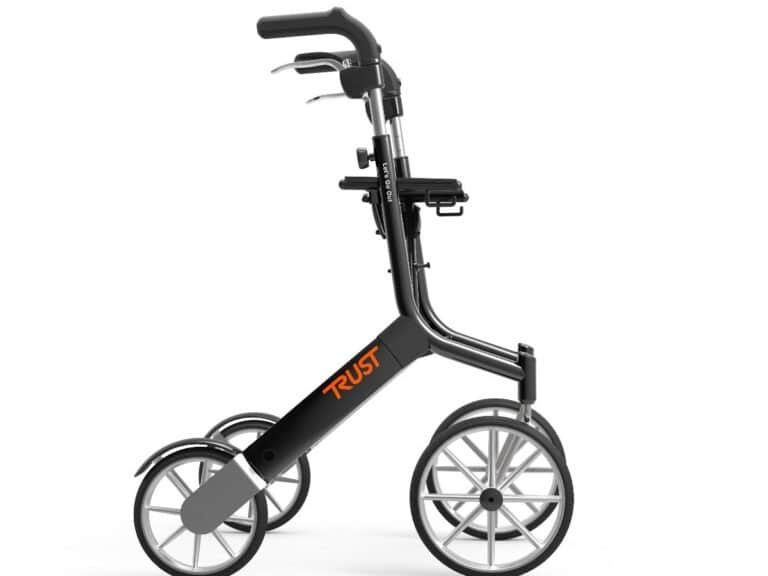 Rollator med extra stora hjul som ger stabilitet och smidig framkomlighet.